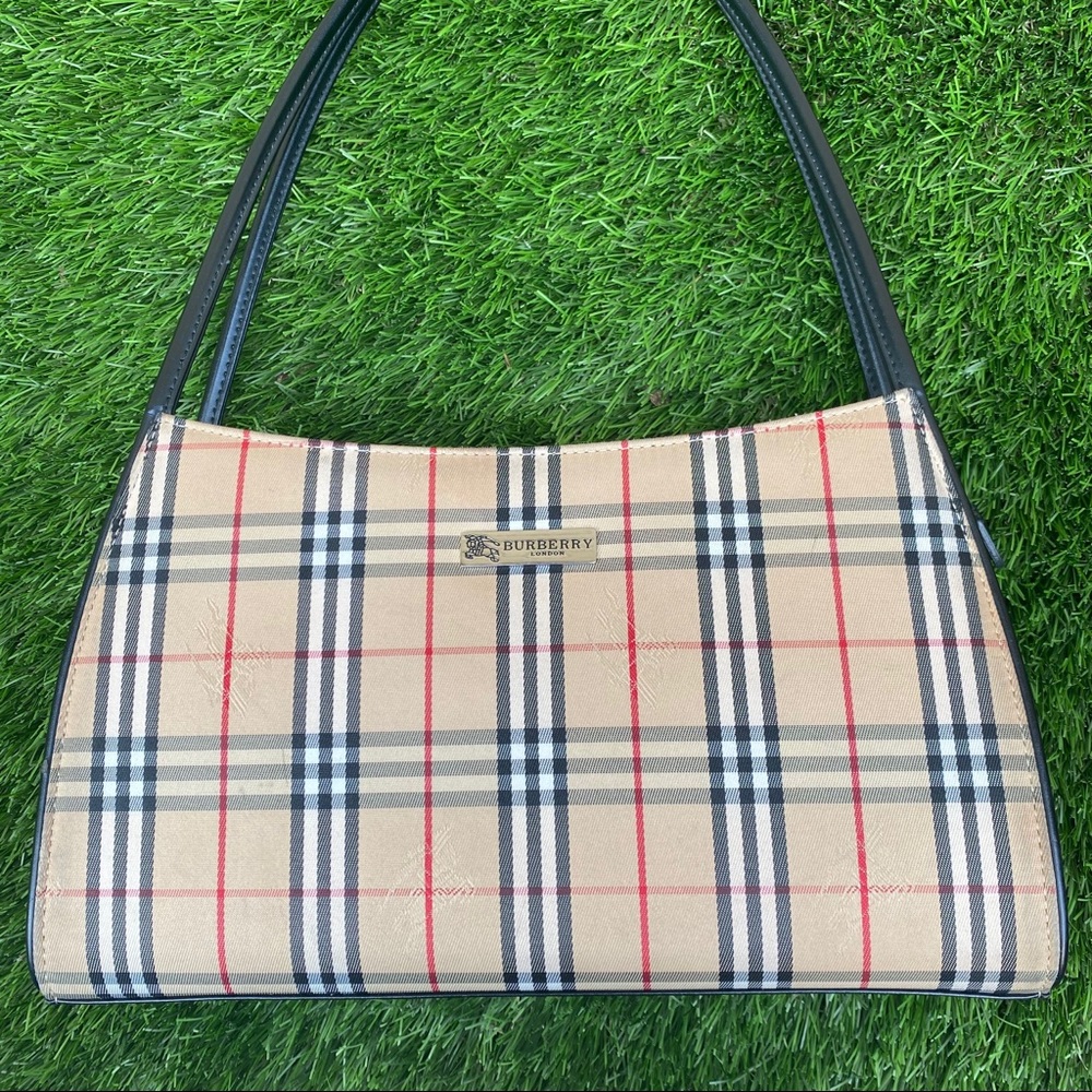 Burberry purse!!😍